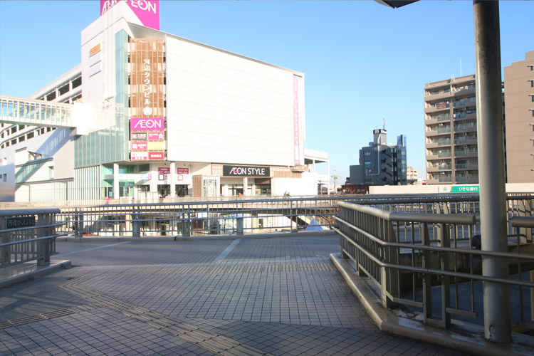 北口デッキをAEON方面に向かいます